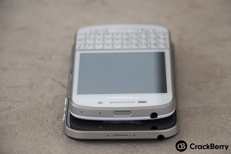 BlackBerry-Q10-BlackBerry-Classic-Devices-Stacked-Top-2